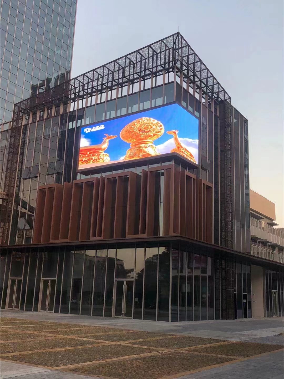 轉角不一定是愛，也有可能是led轉角顯示屏